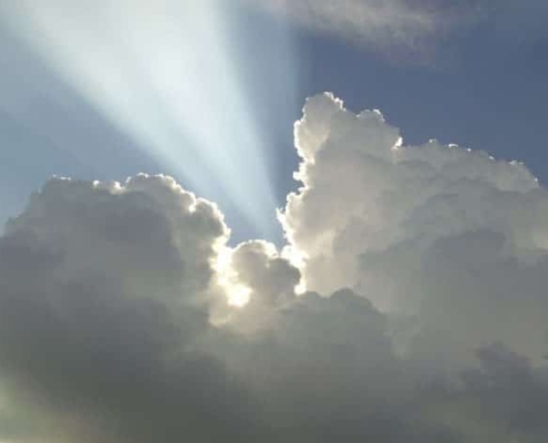 Spiritueel - wolken -gebedsdienst - kerkdienst - zon - lucht