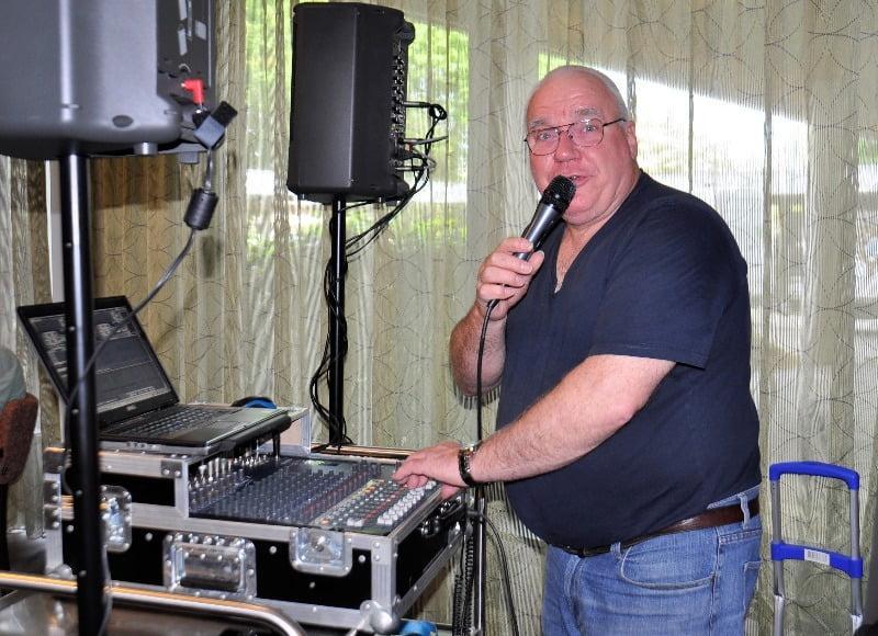 Muziek met DJ EL Loco in de Brasserie